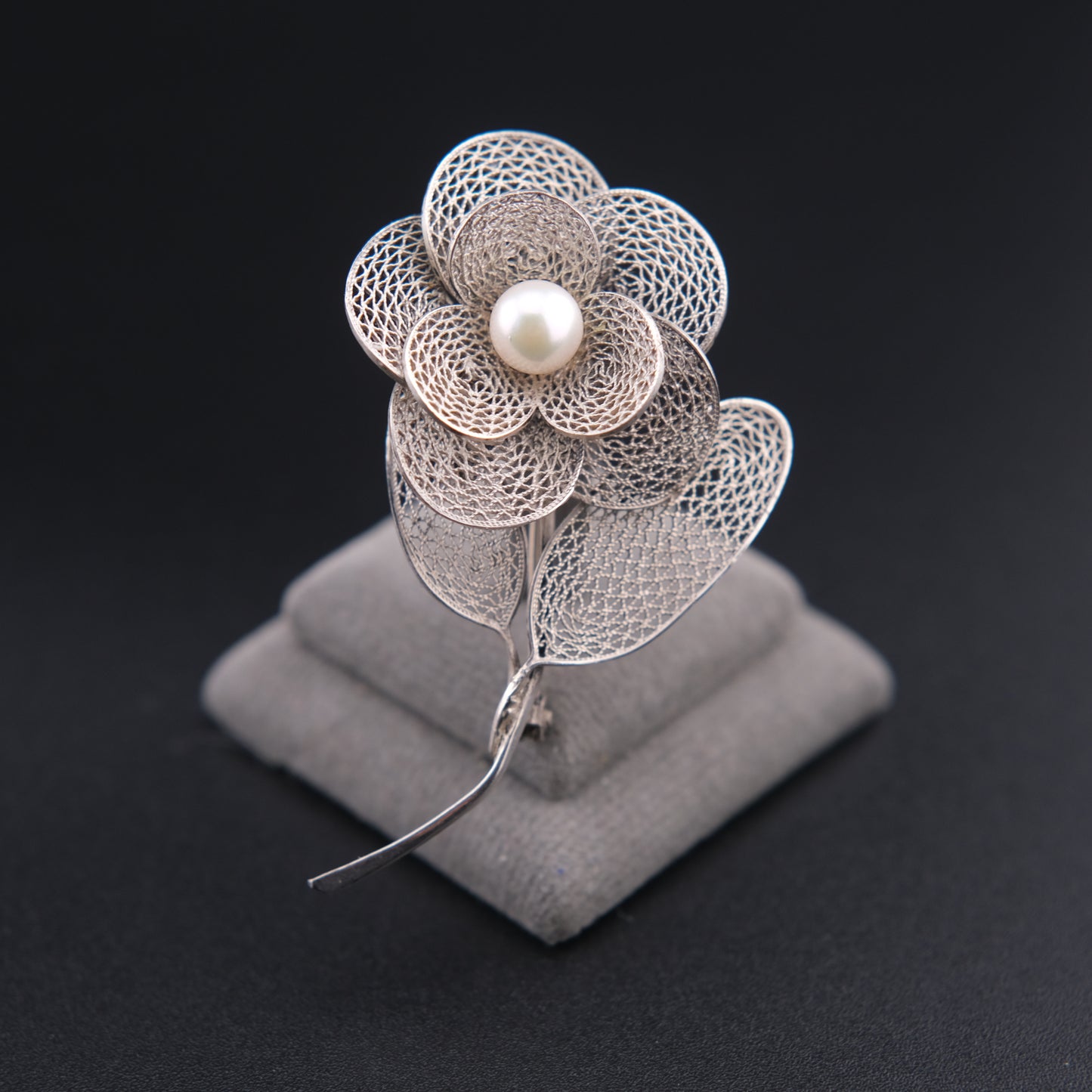 ❤️ Elegant Vintage Sterling Silver Filigree Flower Brooch with Pearl Center, Floral Leaf Design Pin