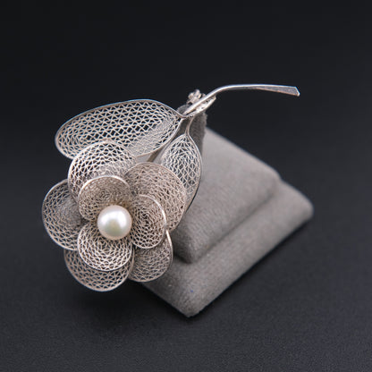 ❤️ Elegant Vintage Sterling Silver Filigree Flower Brooch with Pearl Center, Floral Leaf Design Pin