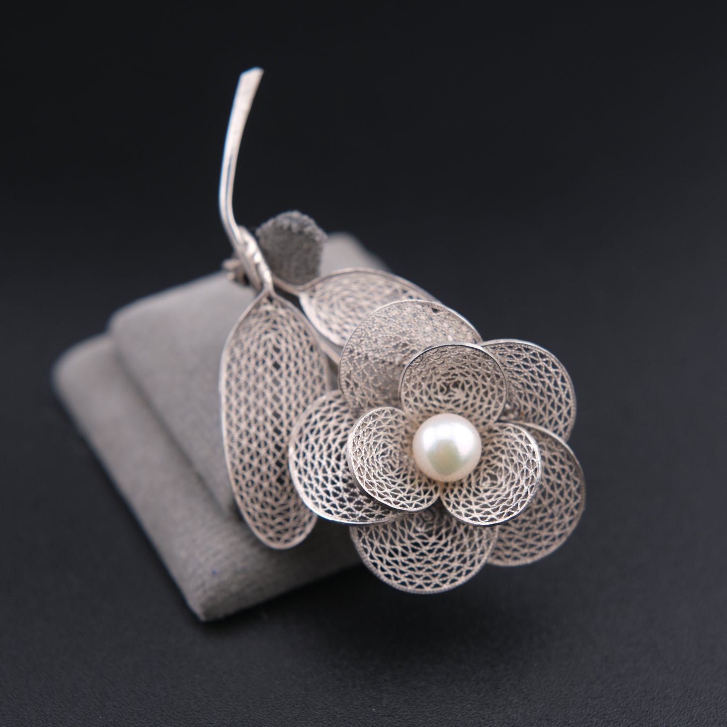 ❤️ Elegant Vintage Sterling Silver Filigree Flower Brooch with Pearl Center, Floral Leaf Design Pin