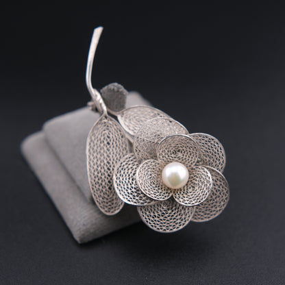 ❤️ Elegant Vintage Sterling Silver Filigree Flower Brooch with Pearl Center, Floral Leaf Design Pin