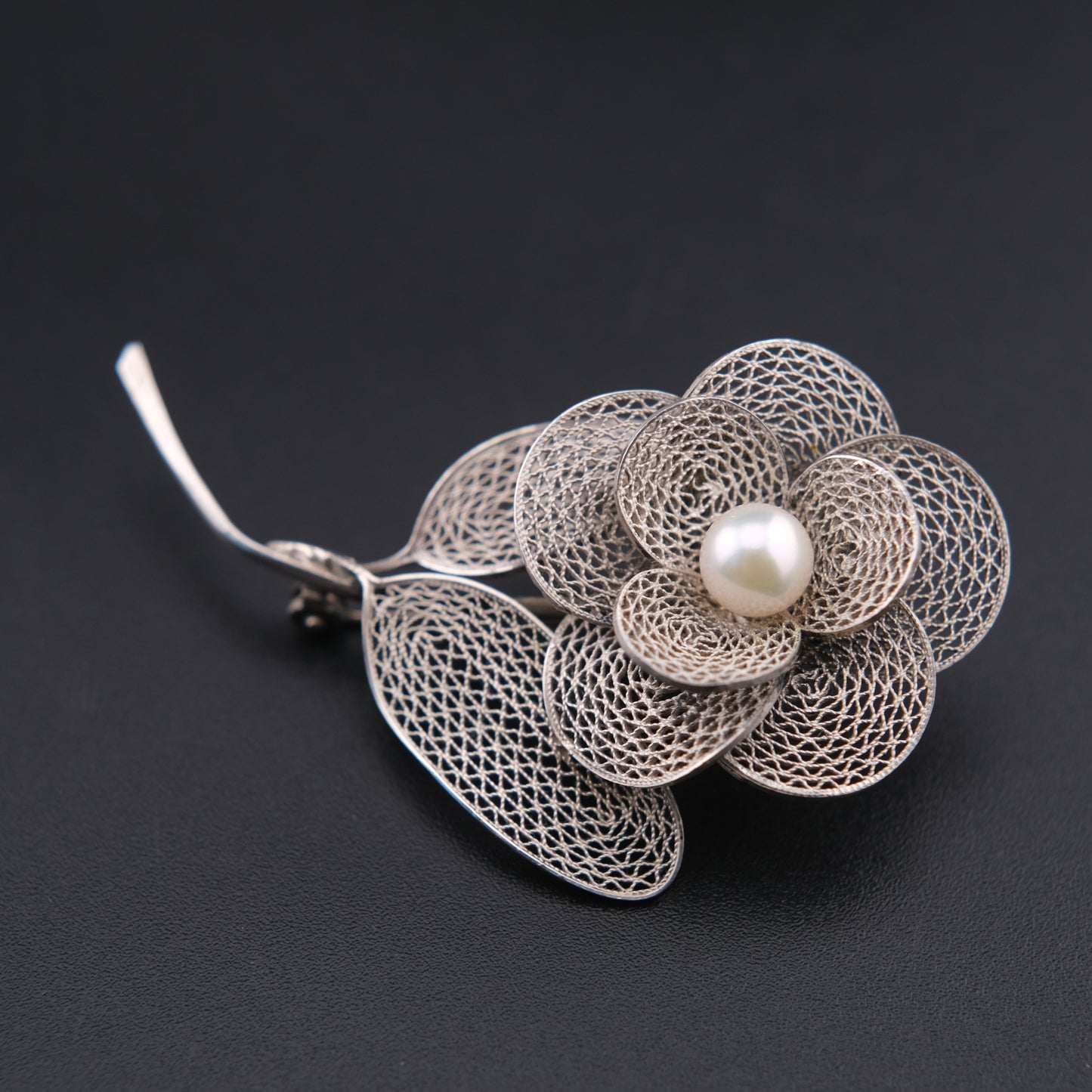 ❤️ Elegant Vintage Sterling Silver Filigree Flower Brooch with Pearl Center, Floral Leaf Design Pin