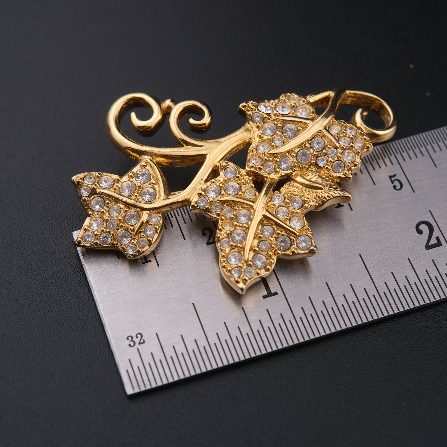 ❤️ Swarovski Ivy Leaf Brooch – Gold-Tone with Clear Crystals
