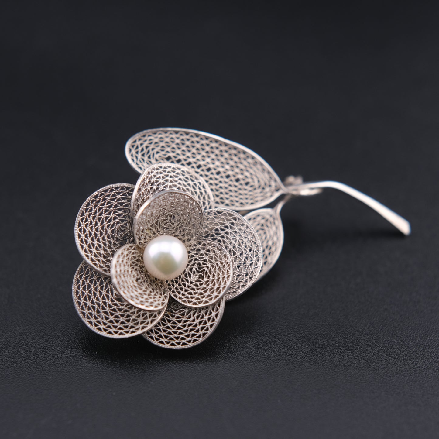 ❤️ Elegant Vintage Sterling Silver Filigree Flower Brooch with Pearl Center, Floral Leaf Design Pin