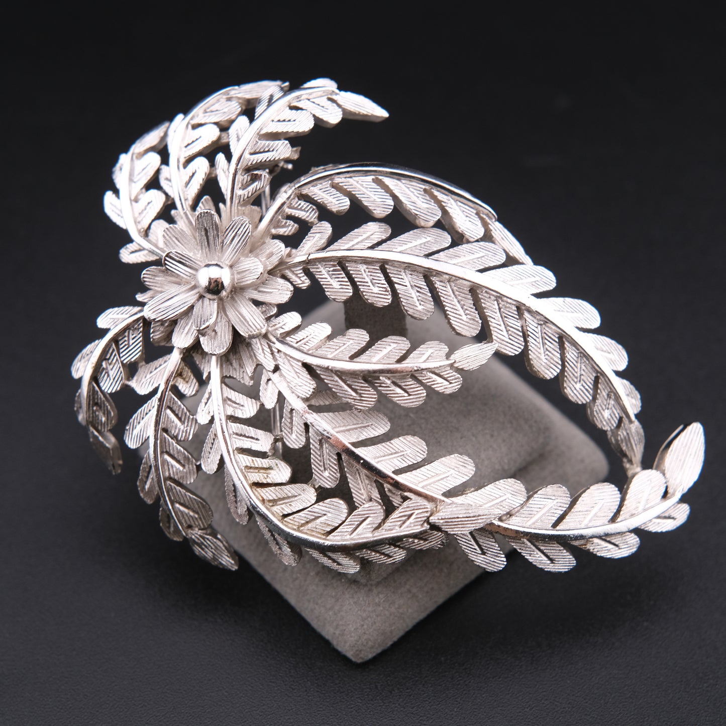❤️ Vintage Crown Trifari Silver-Tone Leaf Spray Brooch