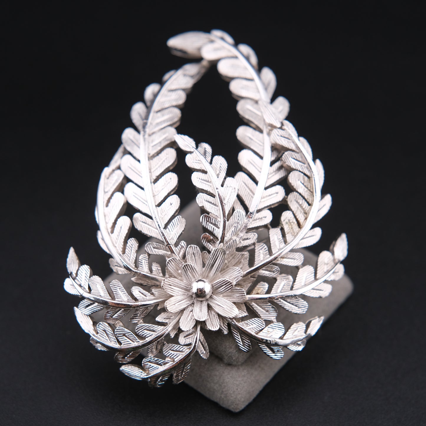 ❤️ Vintage Crown Trifari Silver-Tone Leaf Spray Brooch