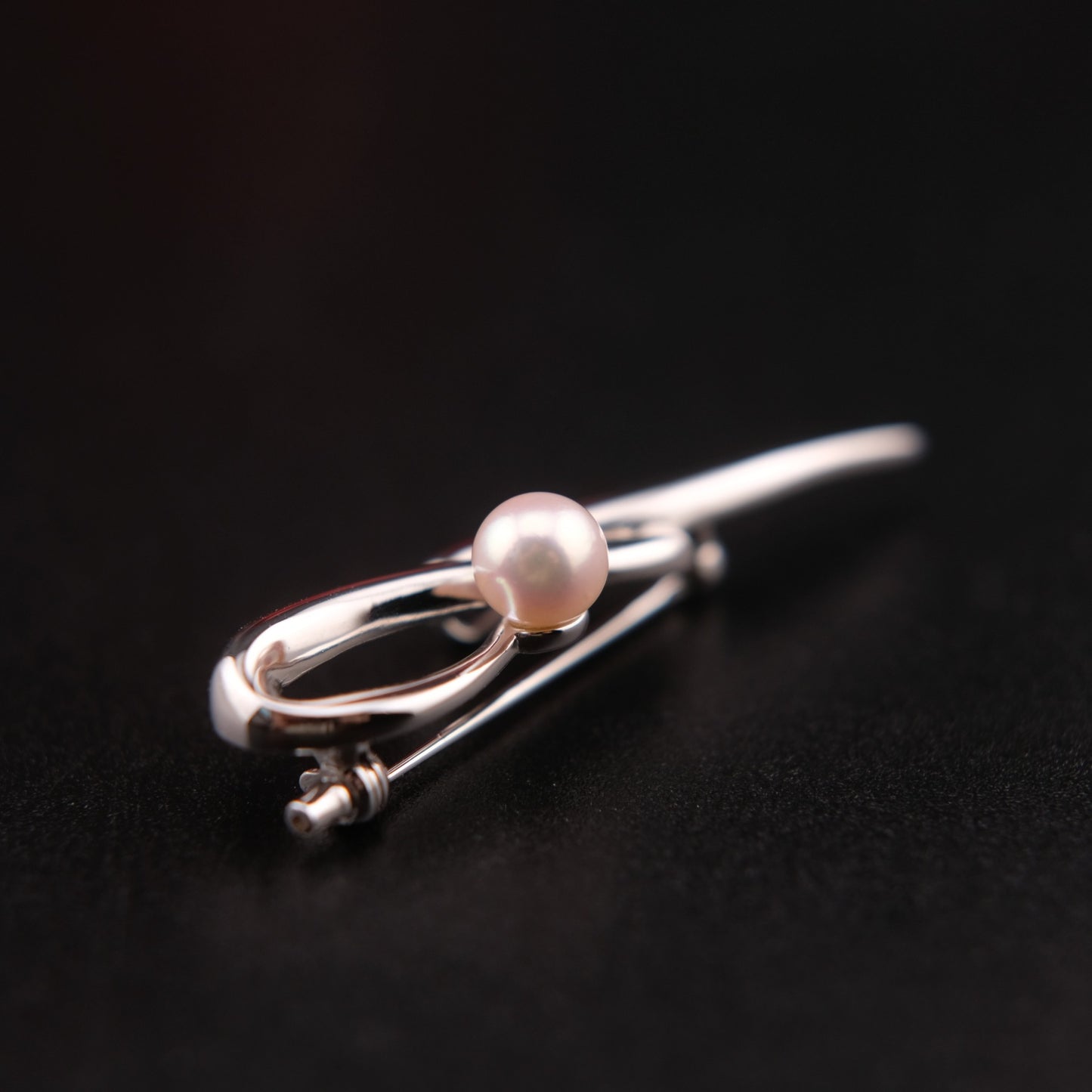 ❤️ Tasaki Akoya Pearl Brooch – Sculptural Silver Ribbon Design