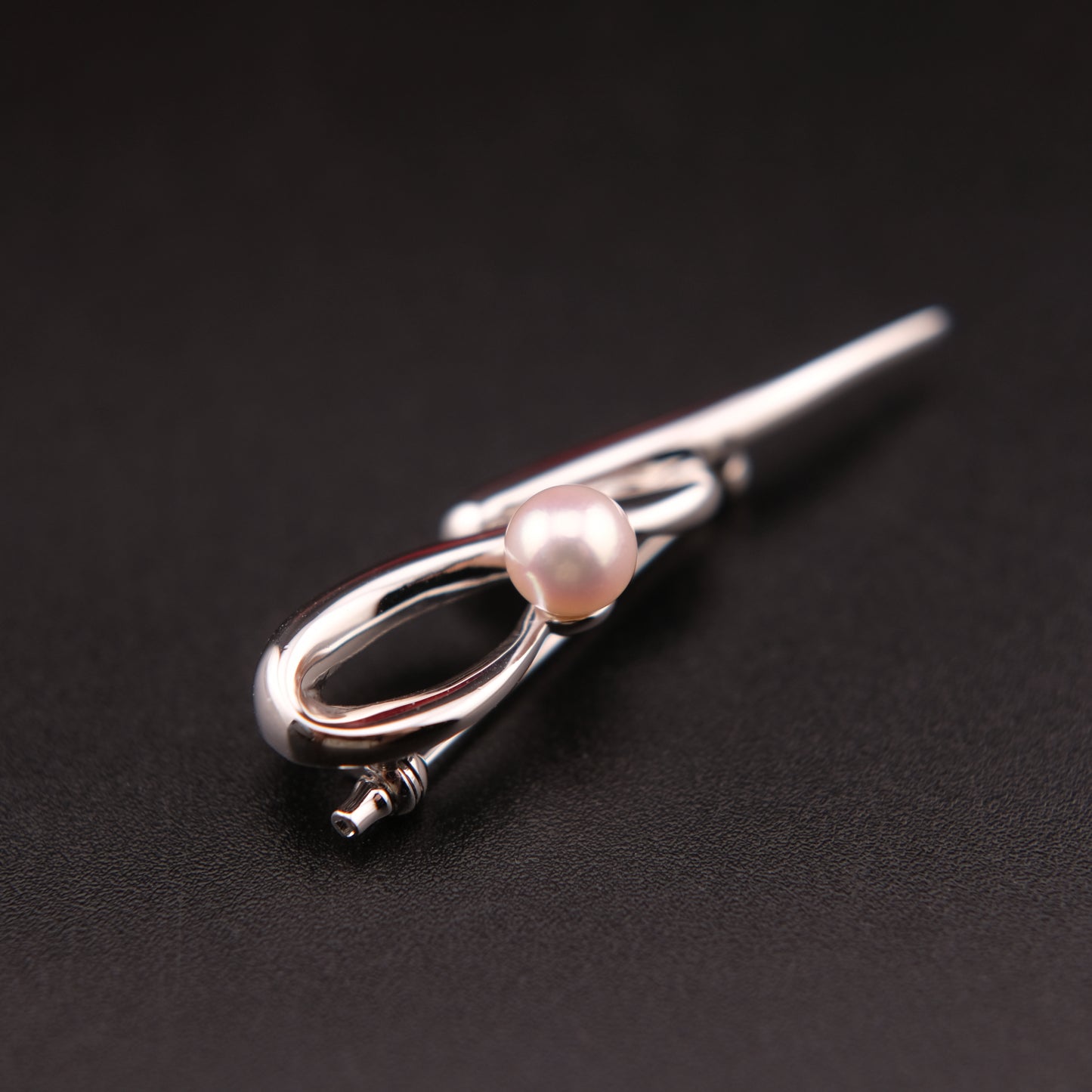 Tasaki Akoya Pearl Brooch – Sculptural Silver Ribbon Design