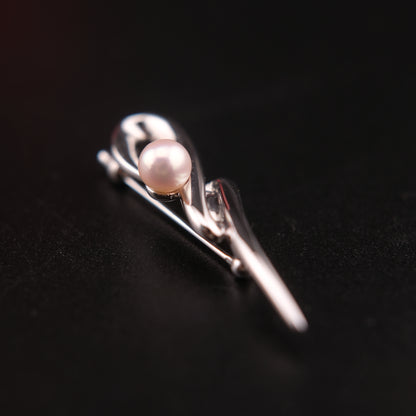 Tasaki Akoya Pearl Brooch – Sculptural Silver Ribbon Design