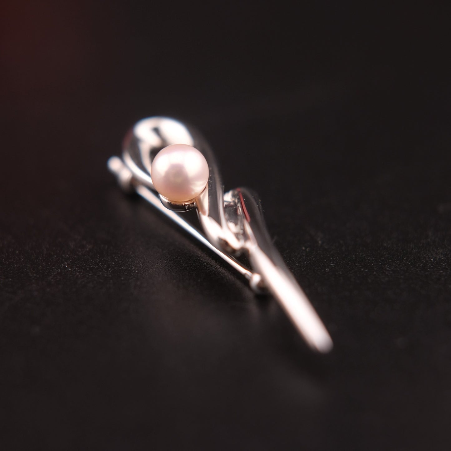 ❤️ Tasaki Akoya Pearl Brooch – Sculptural Silver Ribbon Design