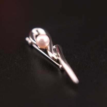 ❤️ Tasaki Akoya Pearl Brooch – Sculptural Silver Ribbon Design