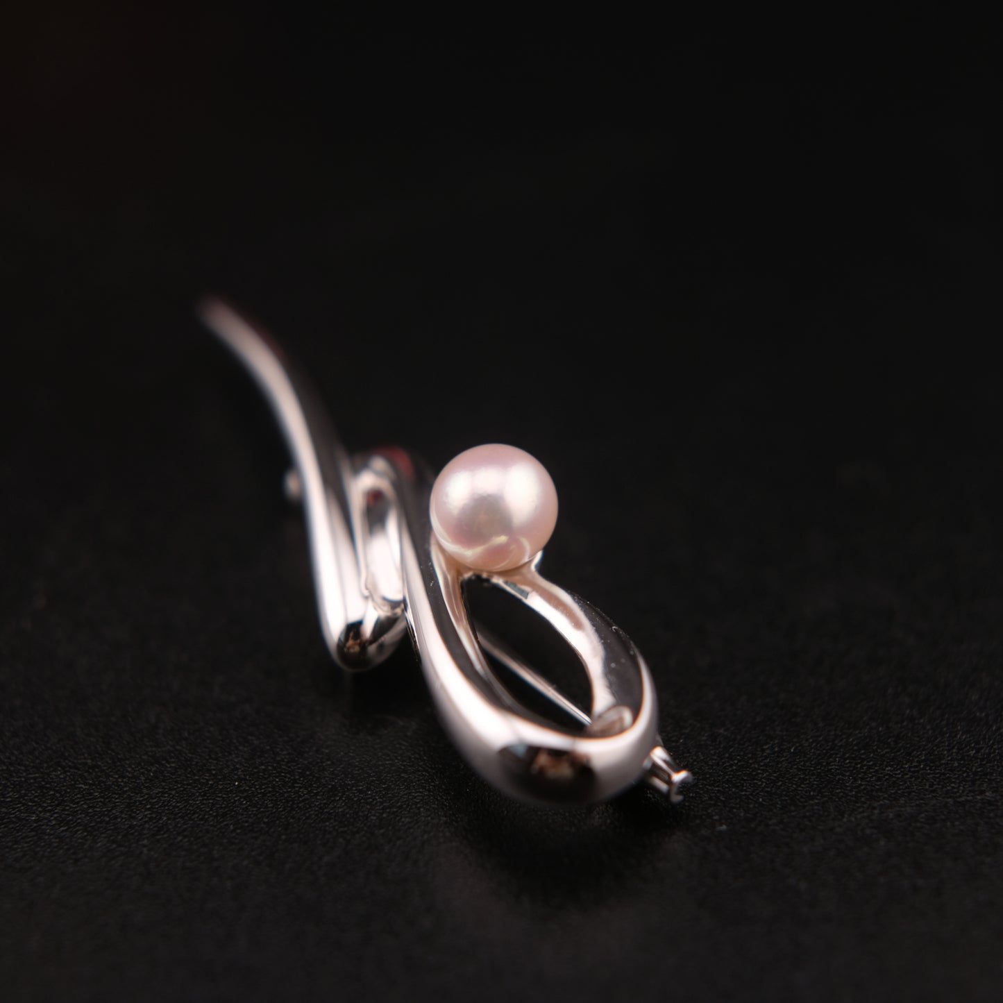 Tasaki Akoya Pearl Brooch – Sculptural Silver Ribbon Design
