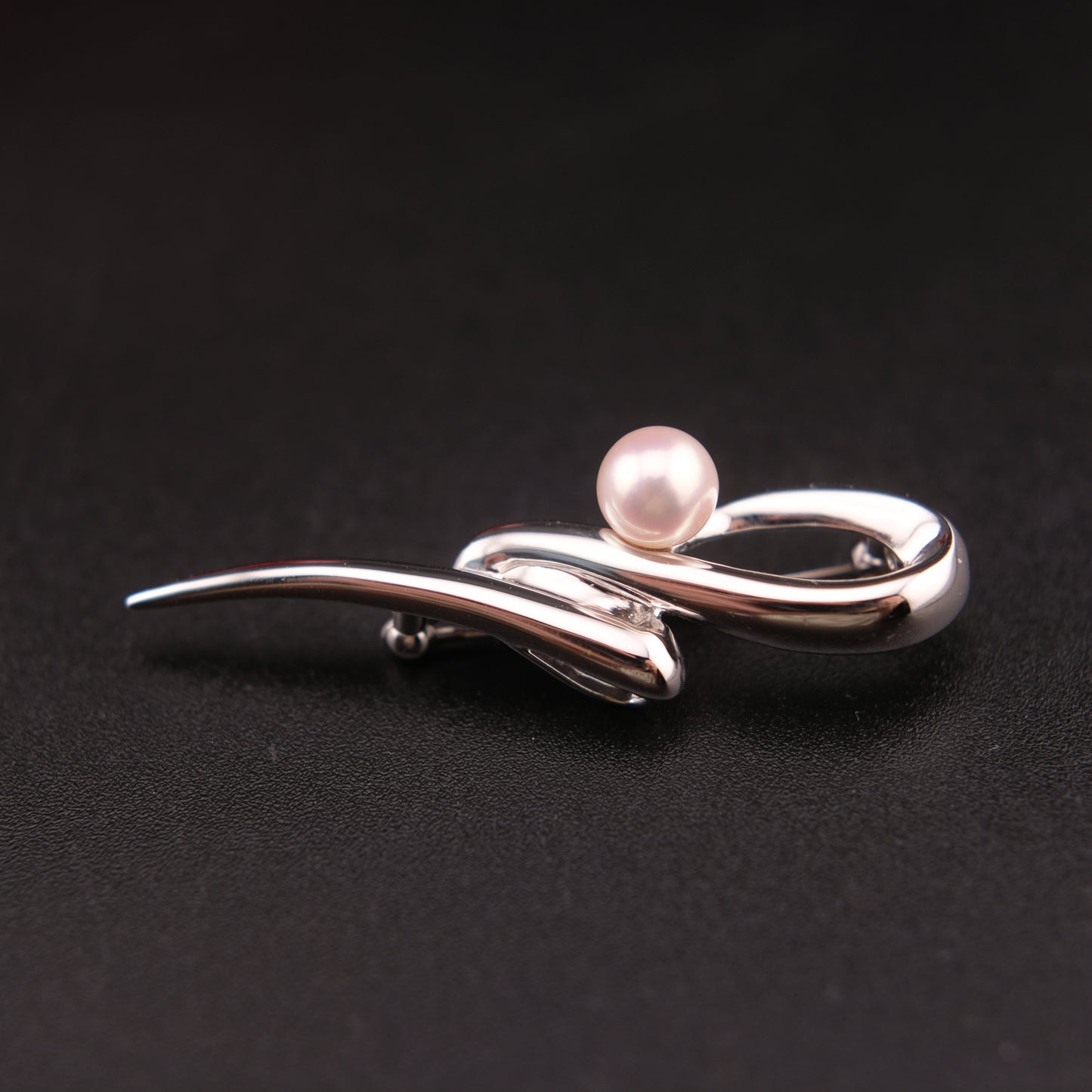 Tasaki Akoya Pearl Brooch – Sculptural Silver Ribbon Design