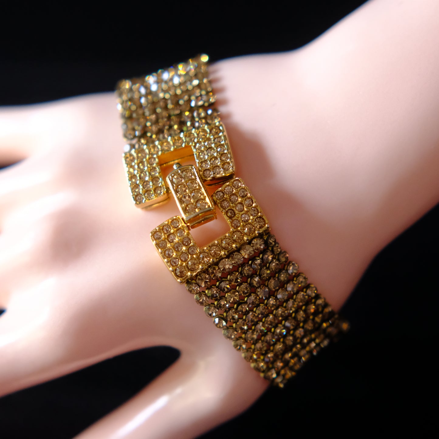 Vintage Swarovski Wide Mesh Bracelet with Champagne Crystals – Gold-Tone Pave Geometric Clasp