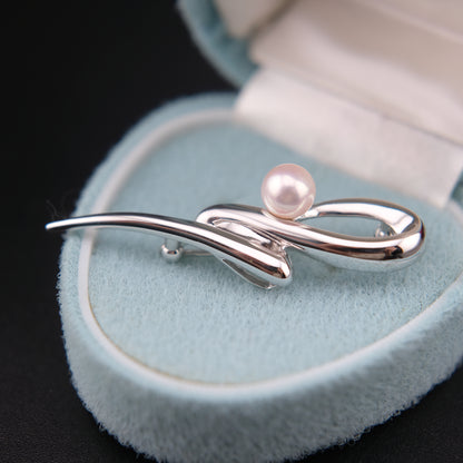 Tasaki Akoya Pearl Brooch – Sculptural Silver Ribbon Design