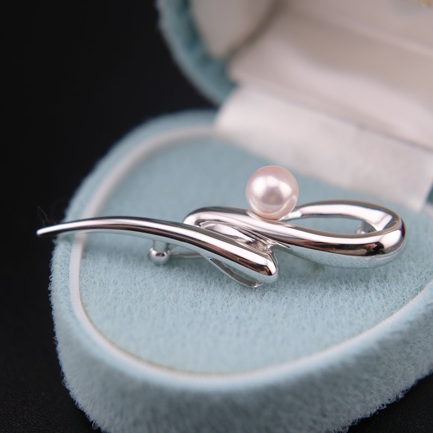 ❤️ Tasaki Akoya Pearl Brooch – Sculptural Silver Ribbon Design