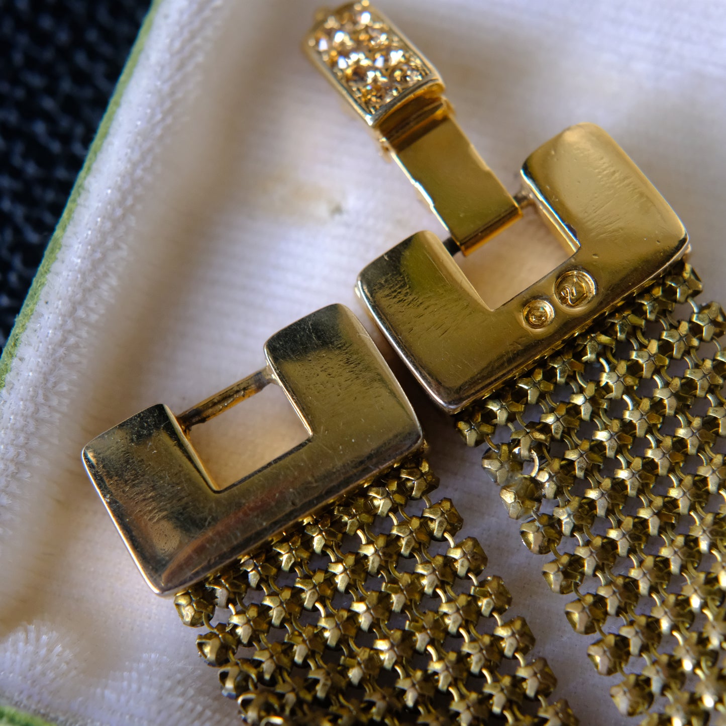 Vintage Swarovski Wide Mesh Bracelet with Champagne Crystals – Gold-Tone Pave Geometric Clasp