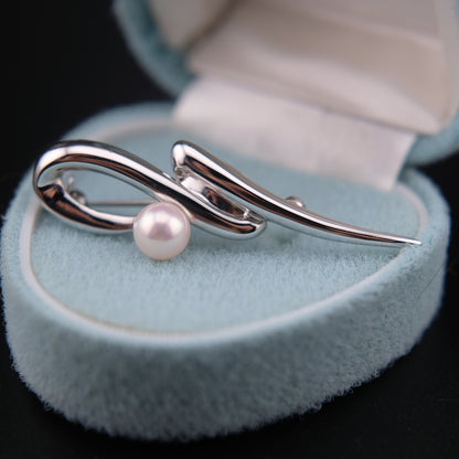 Tasaki Akoya Pearl Brooch – Sculptural Silver Ribbon Design