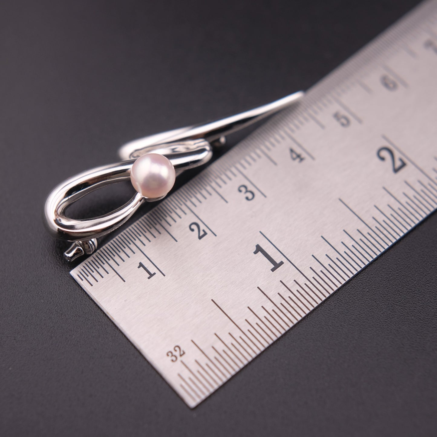 ❤️ Tasaki Akoya Pearl Brooch – Sculptural Silver Ribbon Design