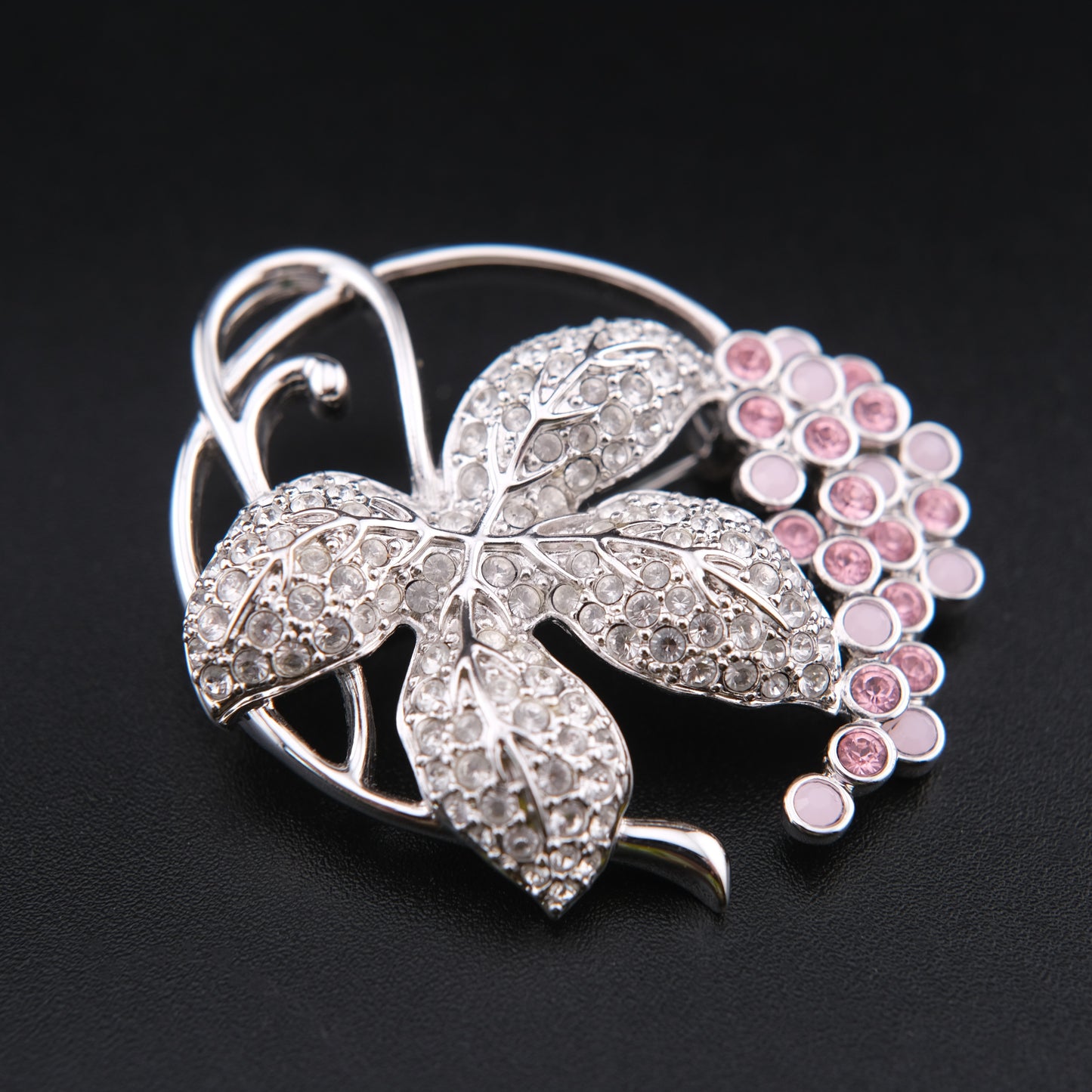 ❤️ Vintage Swarovski Crystal Grape Cluster & Leaf Brooch – Silver Tone