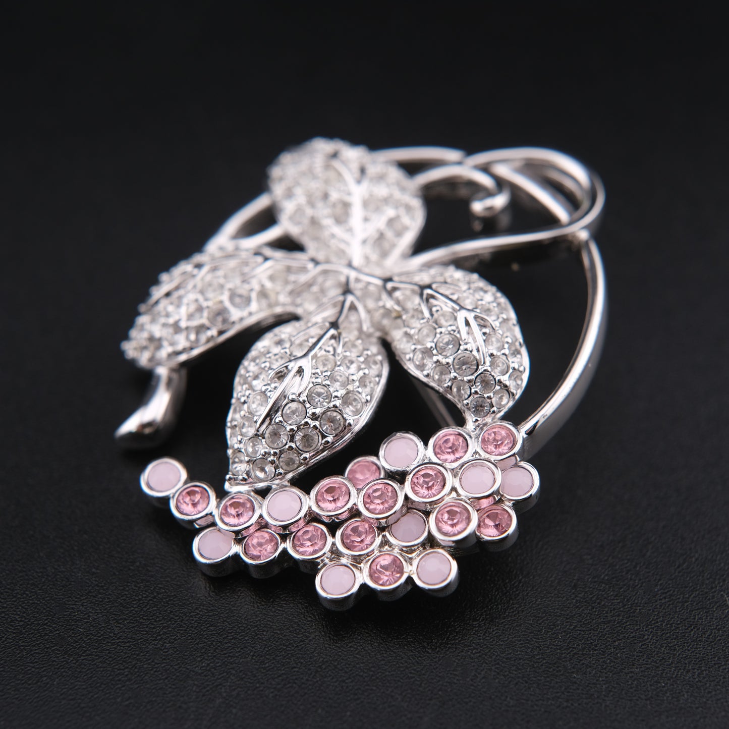 ❤️ Vintage Swarovski Crystal Grape Cluster & Leaf Brooch – Silver Tone