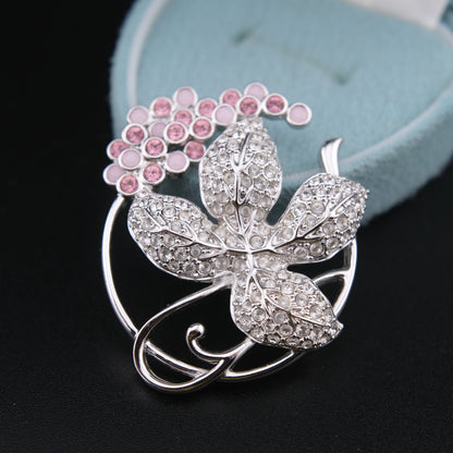 ❤️ Vintage Swarovski Crystal Grape Cluster & Leaf Brooch – Silver Tone