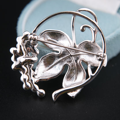 ❤️ Vintage Swarovski Crystal Grape Cluster & Leaf Brooch – Silver Tone