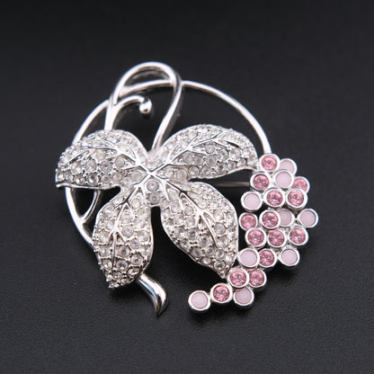 ❤️ Vintage Swarovski Crystal Grape Cluster & Leaf Brooch – Silver Tone