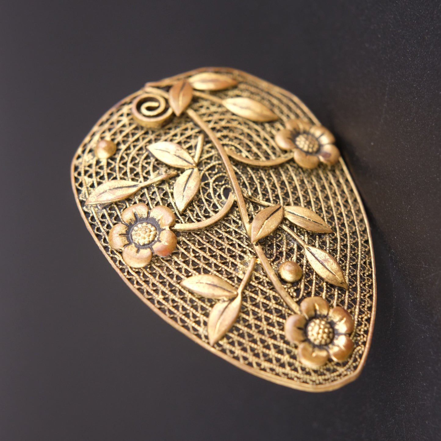 ❤️Vintage Gold-Tone Floral Czech Filigree Scarf Clip – Signed
