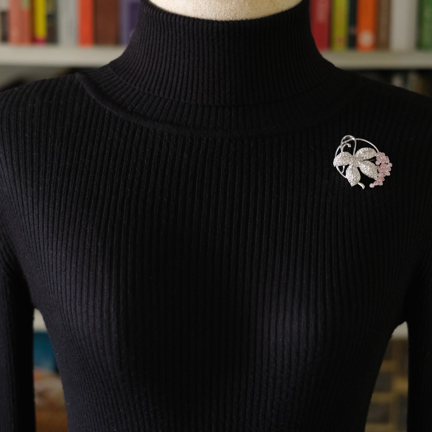 ❤️ Vintage Swarovski Crystal Grape Cluster & Leaf Brooch – Silver Tone