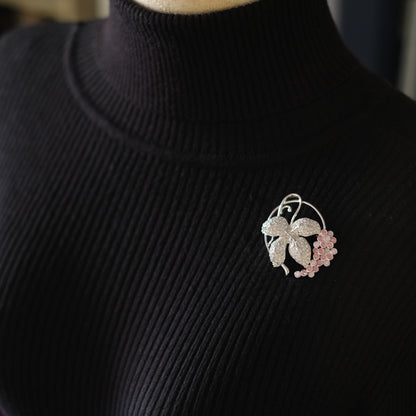 ❤️ Vintage Swarovski Crystal Grape Cluster & Leaf Brooch – Silver Tone