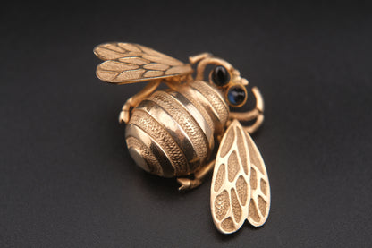 Vintage Wiggle-Wing Bee Brooch – Gold Tone Metal with Black Cabochon Eyes | 1950s–1960s Statement Pin