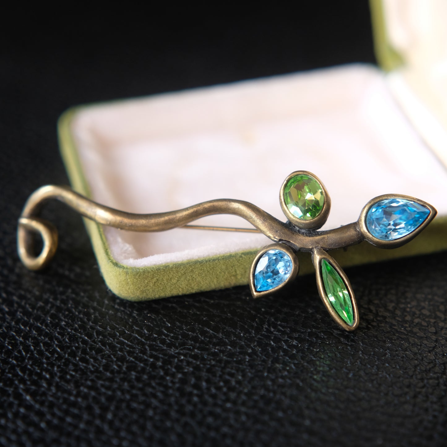 Ikuo Paris Sculptural Leaf Brooch – Vintage French Designer Jewelry