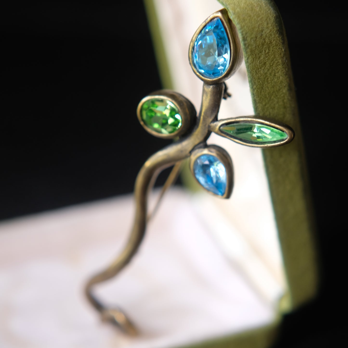 Ikuo Paris Sculptural Leaf Brooch – Vintage French Designer Jewelry