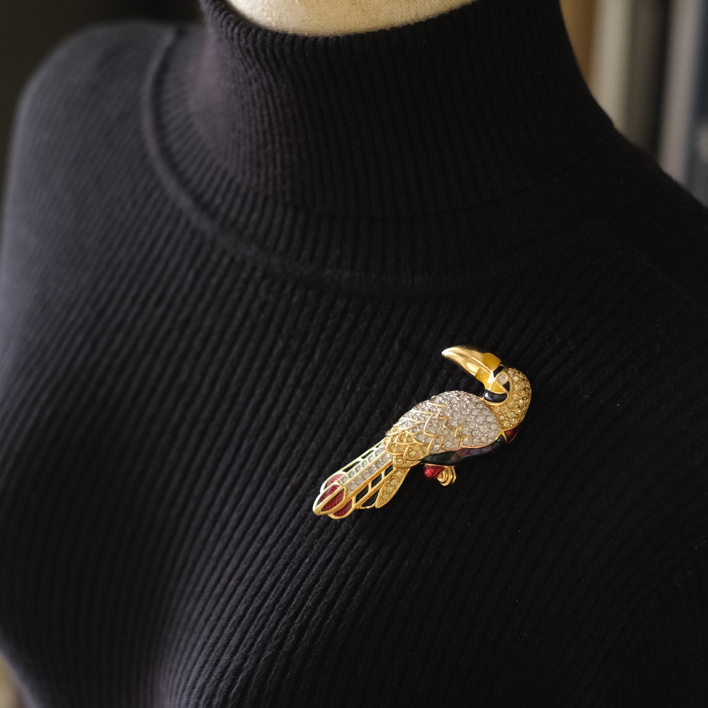 ❤️ Swarovski Toucan Brooch – Gold-Tone with Multicolor Crystal & Enamel