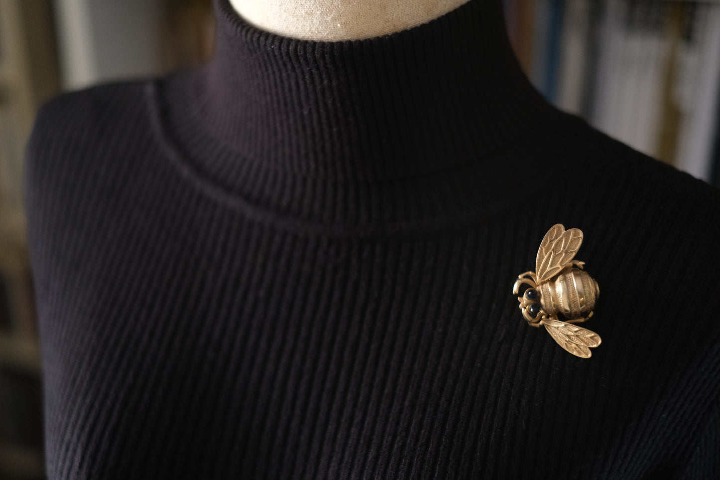 Vintage Wiggle-Wing Bee Brooch – Gold Tone Metal with Black Cabochon Eyes | 1950s–1960s Statement Pin