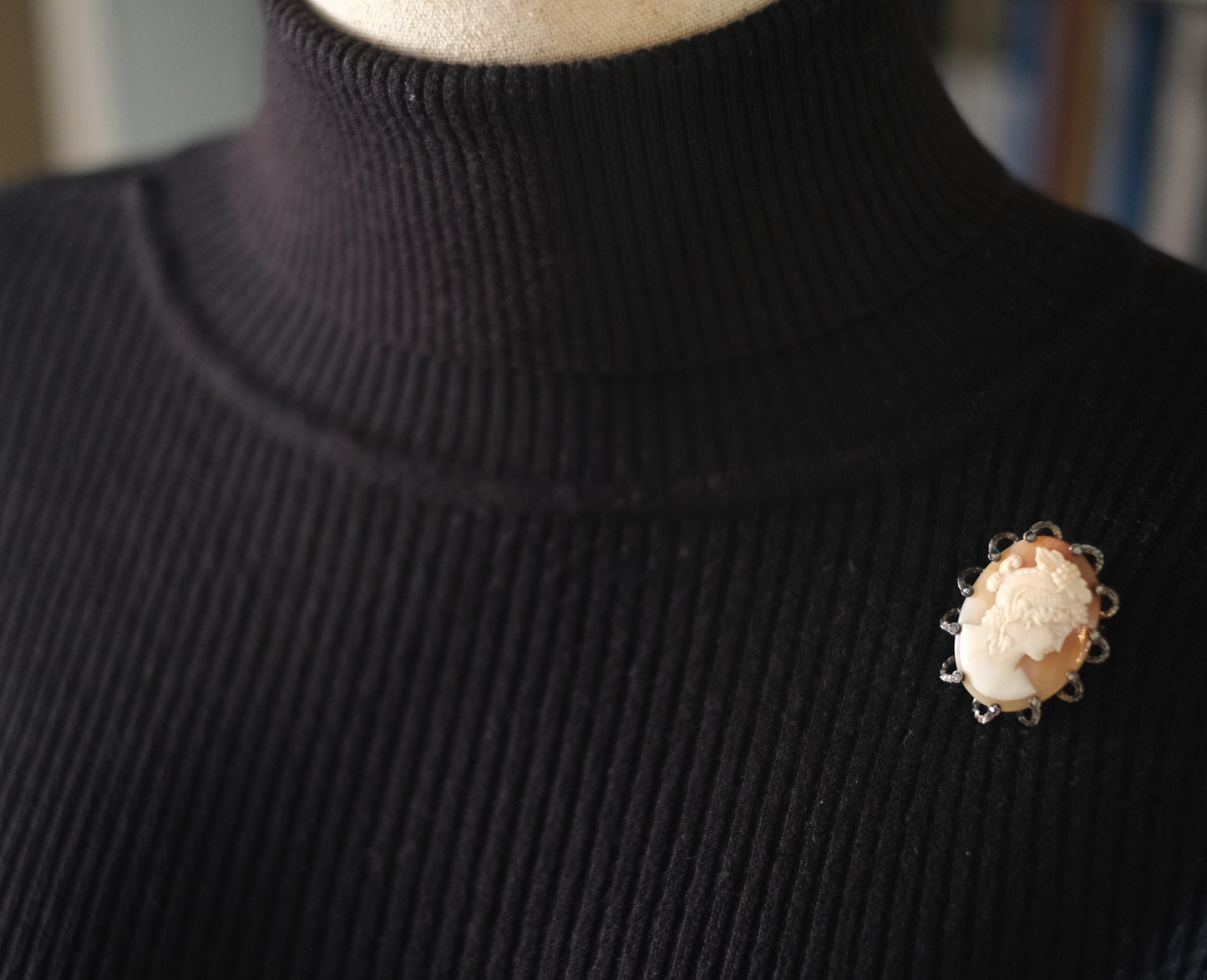 Vintage Shell Cameo Brooch – Hand-Carved Portrait in Ornate Silver Frame