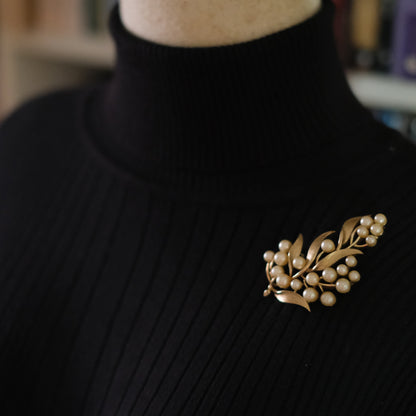 Crown Trifari Faux Pearl Leaf Spray Brooch – Gold-Tone with Cream Pearls