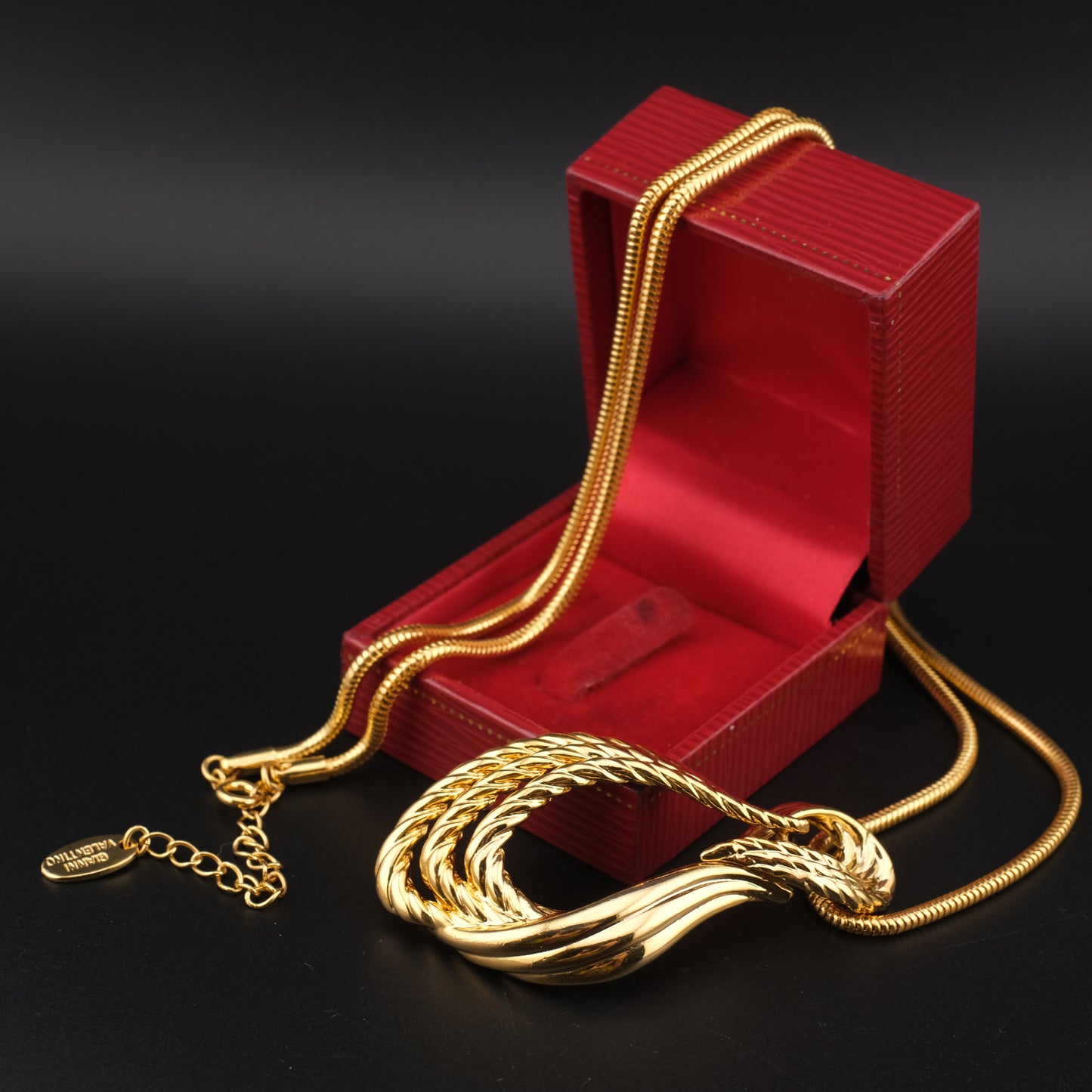 Vintage Gianni Valentino Gold-Tone Pendant Necklace – Sculptural Knot Design