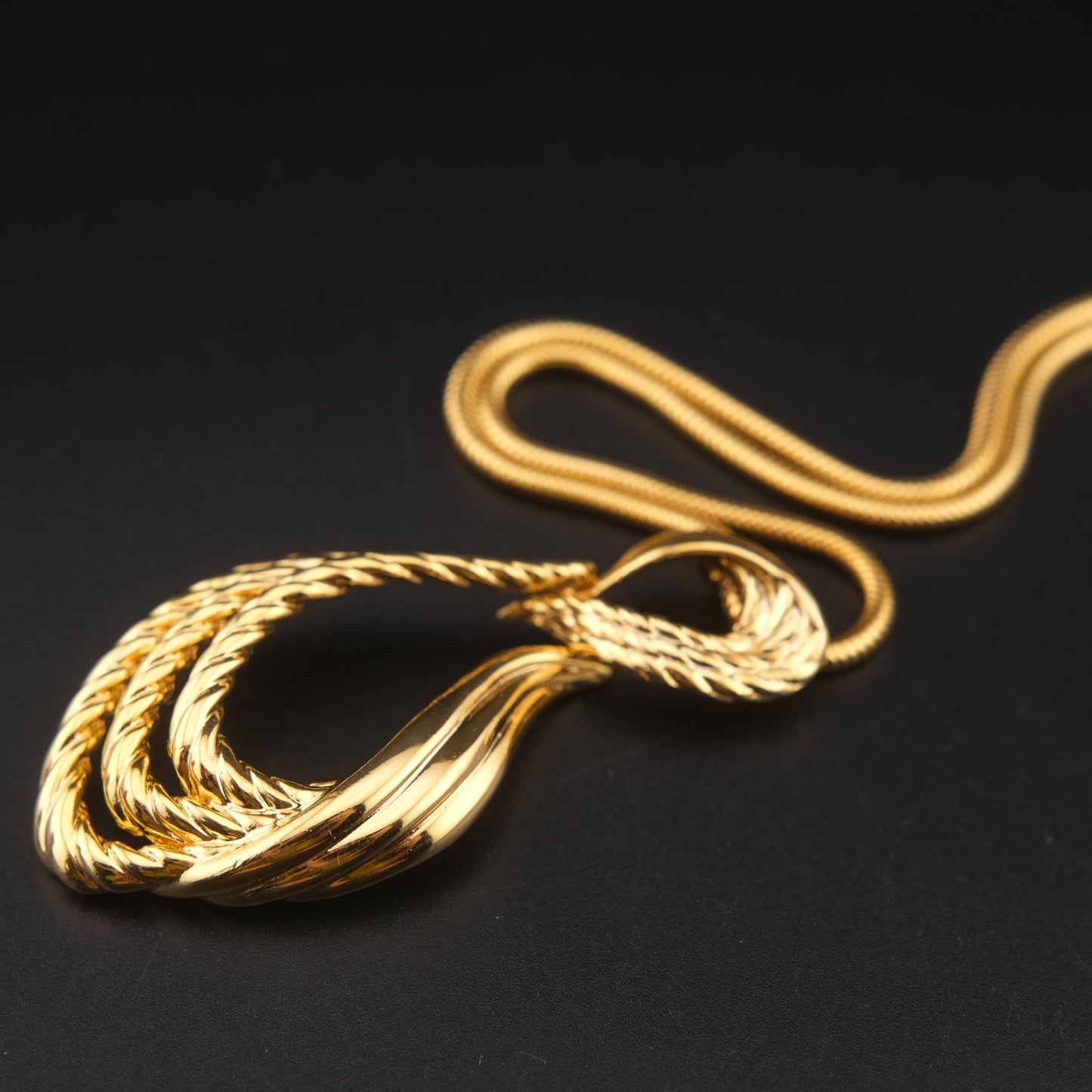 Vintage Gianni Valentino Gold-Tone Pendant Necklace – Sculptural Knot Design