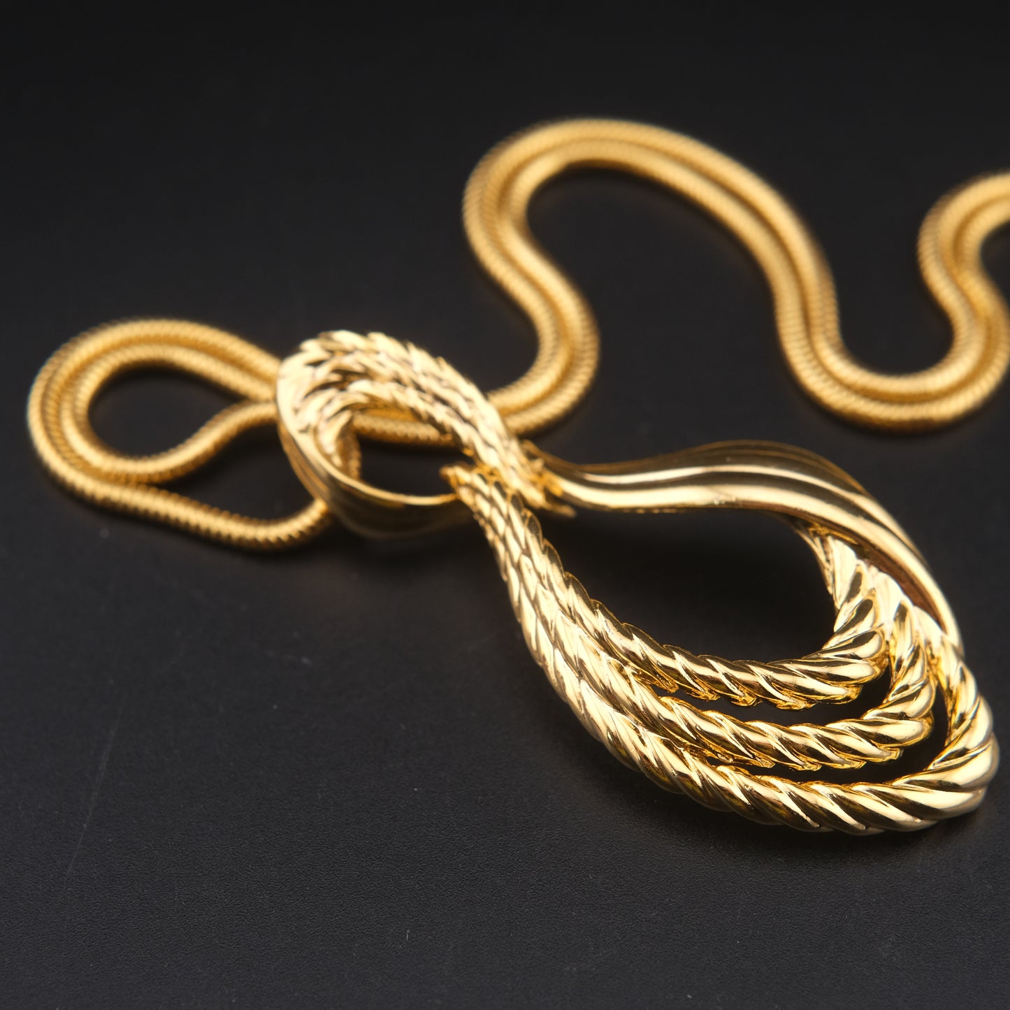 Vintage Gianni Valentino Gold-Tone Pendant Necklace – Sculptural Knot Design