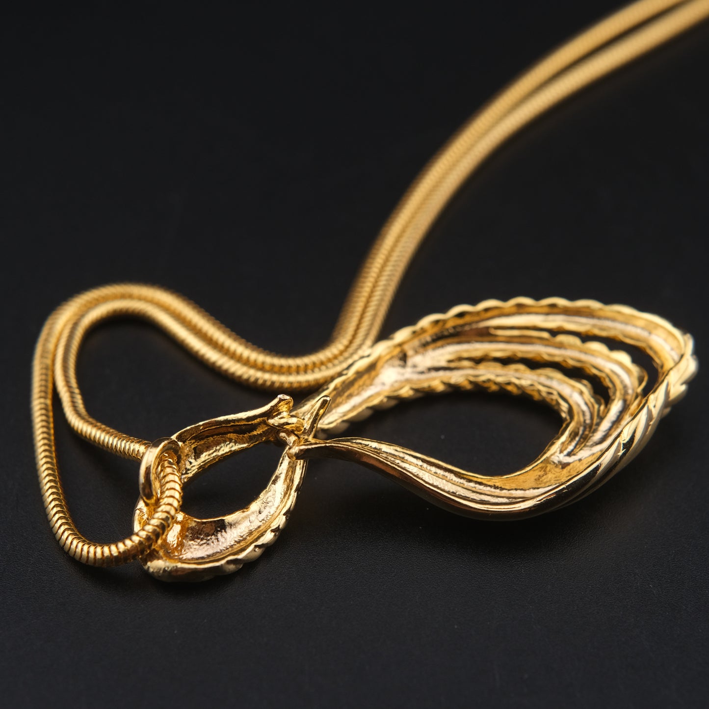 Vintage Gianni Valentino Gold-Tone Pendant Necklace – Sculptural Knot Design