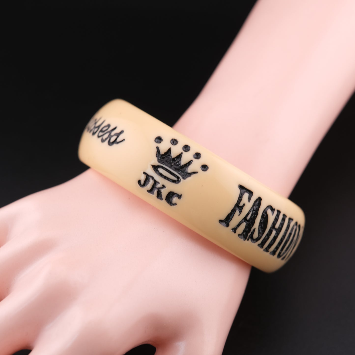 ❤️ Jessica Kagan Cushman Resin Quote Bangle “Fashion can be bought, style one must possess.”