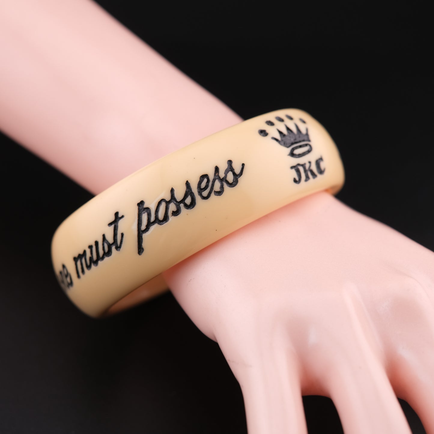 ❤️ Jessica Kagan Cushman Resin Quote Bangle “Fashion can be bought, style one must possess.”