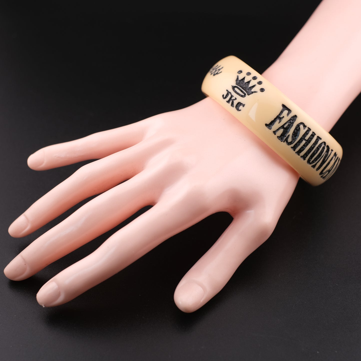 ❤️ Jessica Kagan Cushman Resin Quote Bangle “Fashion can be bought, style one must possess.”