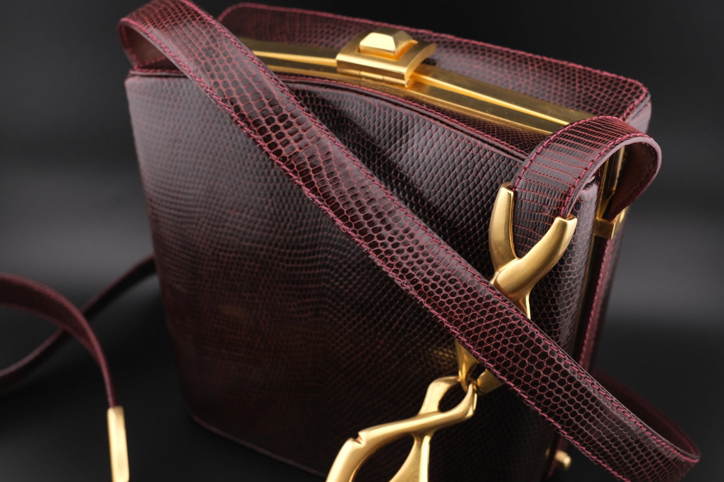 👜 Vintage Gucci Lizard Crossbody Bag with Sculptural Strap Accents