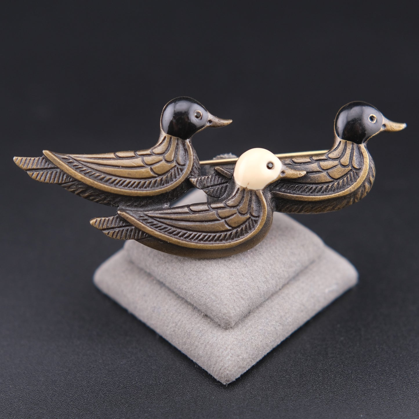 ❤️ Vintage Triple Duck Brooch – Antiqued Gold Tone Figural Ducks Pin