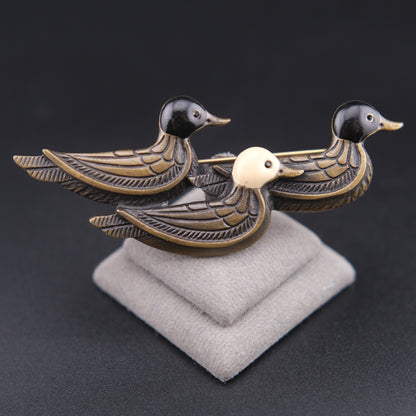 ❤️ Vintage Triple Duck Brooch – Antiqued Gold Tone Figural Ducks Pin