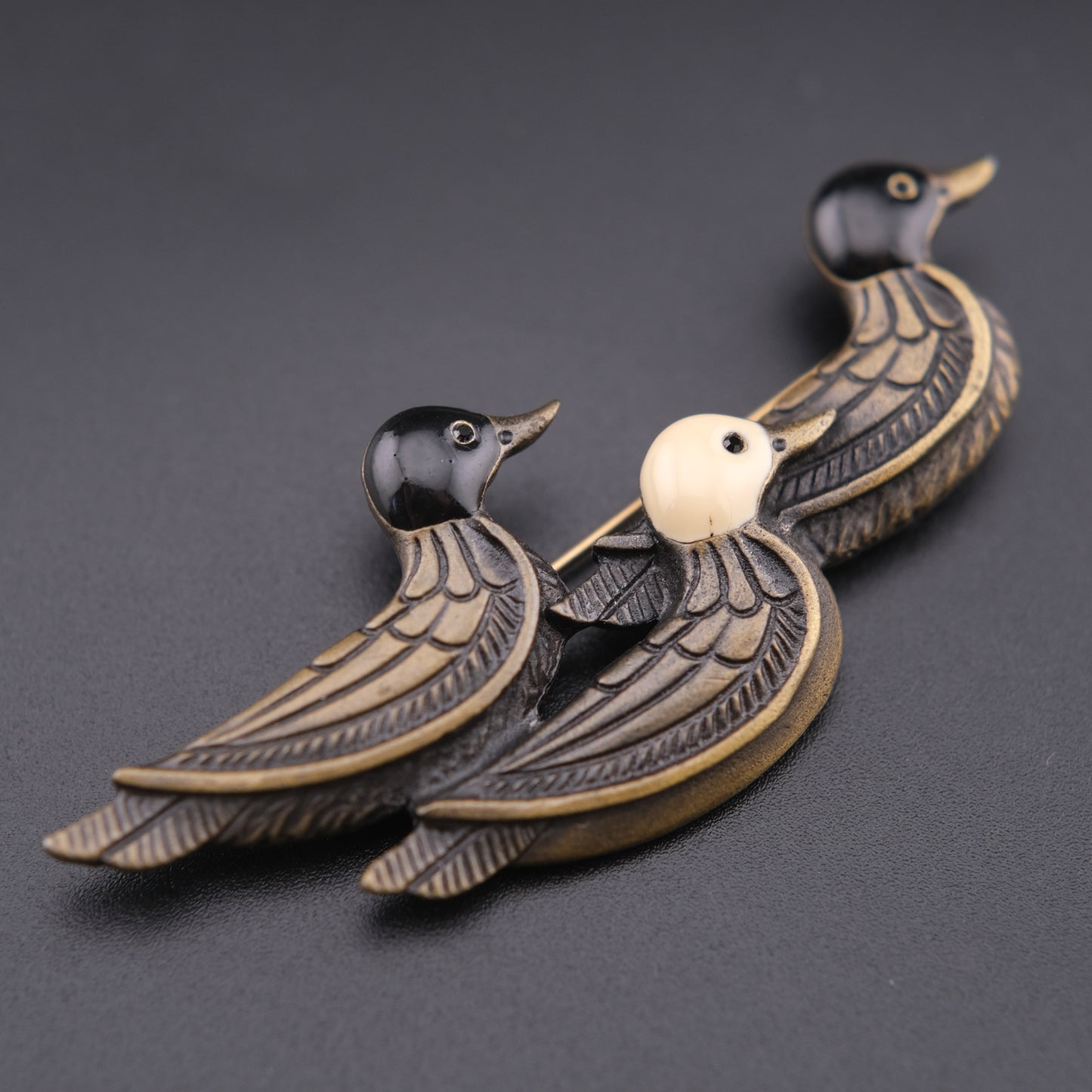 ❤️ Vintage Triple Duck Brooch – Antiqued Gold Tone Figural Ducks Pin