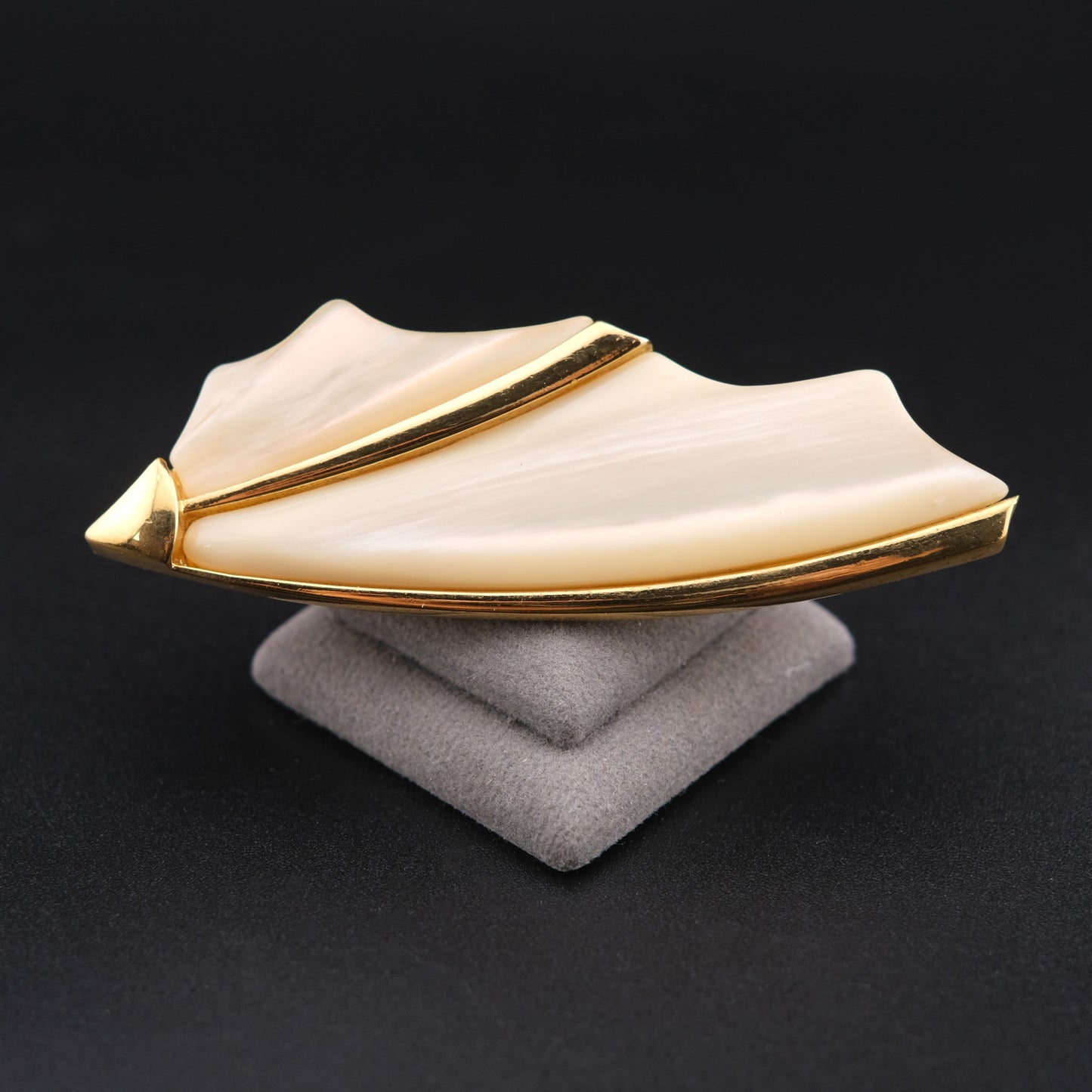 ❤️ Vintage Ungaro Paris Sculptural Ivory Lucite Brooch