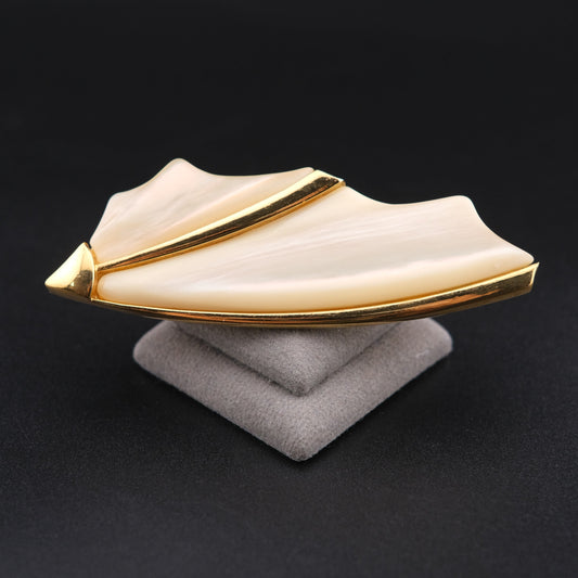 ❤️ Vintage Ungaro Paris Sculptural Ivory Lucite Brooch